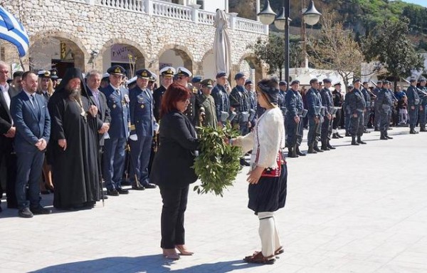 Κατέθεσε στεφάνι στη Σκύρο η Ζωή Λιβανίου