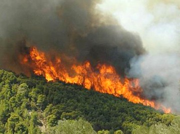Πυρκαγιά απειλεί οικισμούς στο Mαρμάρι