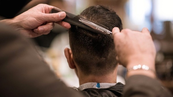 Πύλος: Νεαρός ξυλοκόπησε κουρέα με γκλοπ επειδή δεν του άρεσε το κούρεμα