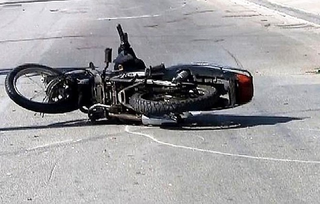 ΧΑΛΚΙΔΑ: Τροχαίο ατύχημα με τραυματία οδηγό δικύκλου στο λιμάνι