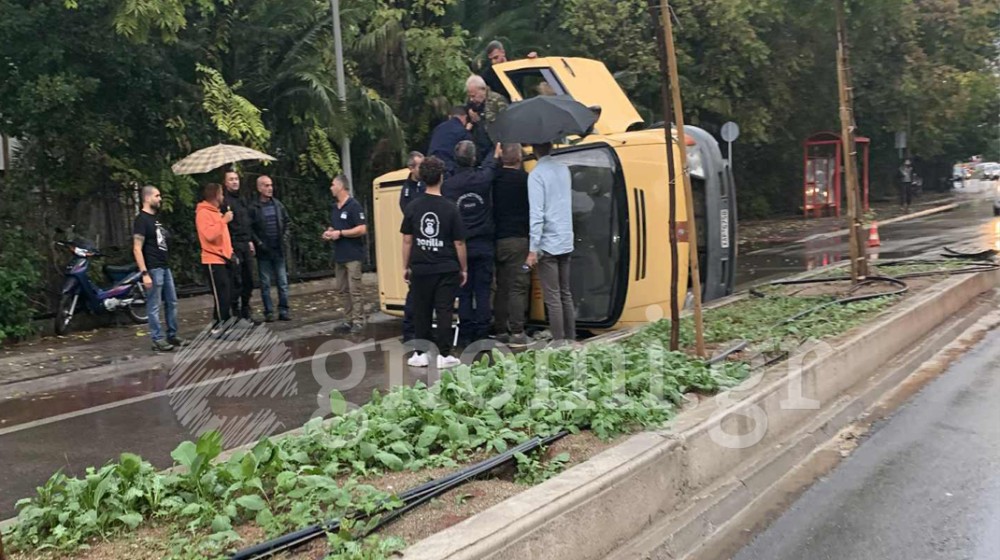 ΧΑΛΚΙΔΑ ΟΔΟΣ ΑΡΕΘΟΥΣΗΣ: Φορτηγάκι τούμπαρε στη μέση του δρόμου