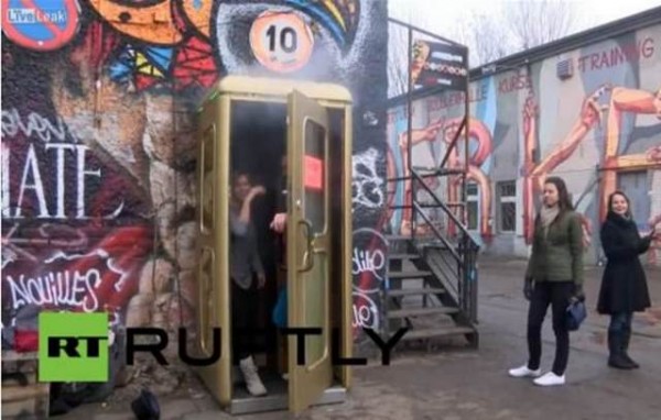 Τηλεφωνικός θάλαμος-ντίσκο κάνει θραύση στη νεολαία