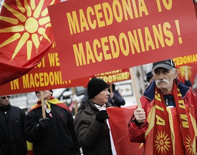 Επεισόδια με τραυματίες και προσαγωγές στα Σκόπια για τη συμφωνία (VIDEO)