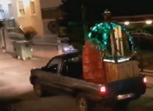 Ιερέας φόρτωσε τον επιτάφιο σε αγροτικό και έκανε περιφορά σε χωριό (VIDEO)