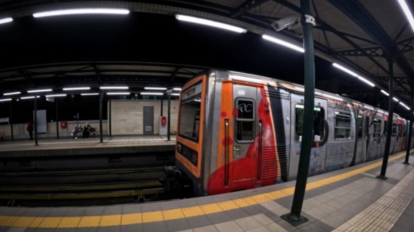 Ανδρας έπεσε στις γραμμές του τρένου και ανασύρθηκε νεκρός