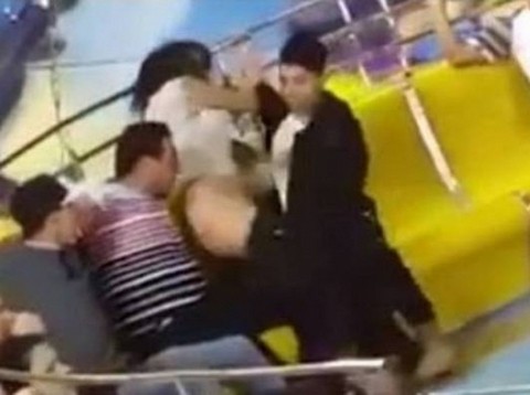 Της κατέβηκε το παντελόνι στο λούνα παρκ και δεν φορούσε εσώρουχο (VIDEO)