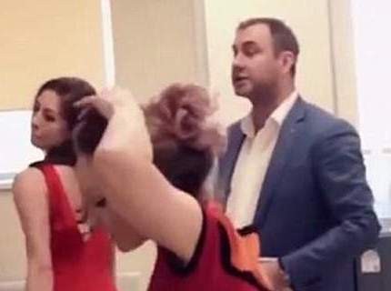 Πρωτότυπη διαμαρτυρία με δυο στρίπερ