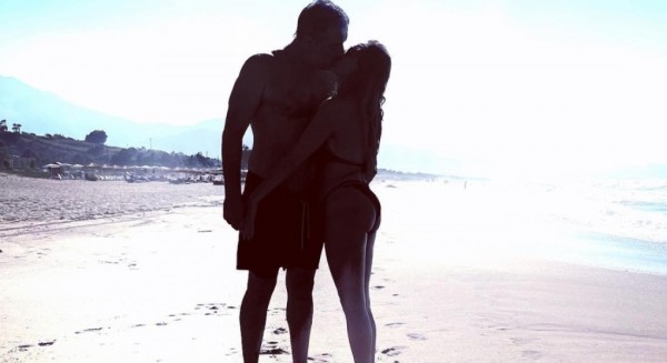 Βανδή-Μπισμπίκης: Το φιλί στην παραλία και η ευχή για τα γενέθλιά της - Χρόνια πολλά αγάπη μου