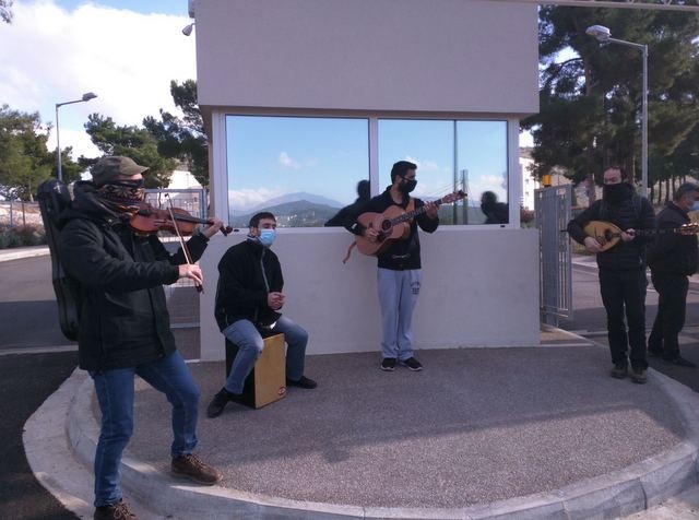 ΧΑΛΚΙΔΑ: Συμπαράσταση μετά μουσικής στην κινητοποίηση των εργαζομένων του Νοσοκομείου