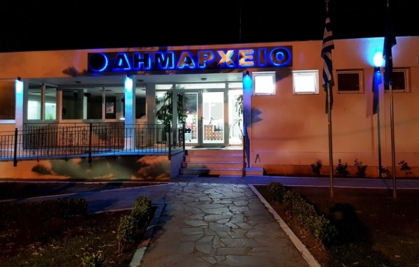 Άναψε μπλε σε τέσσερα Δημαρχεία της Εύβοιας και άλλα δημόσια κτήρια