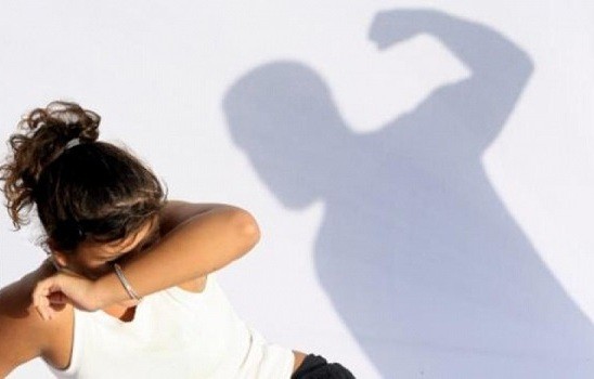 Άγριος ξυλοδαρμός εργαζόμενης φοιτήτριας από τον εργοδότη της
