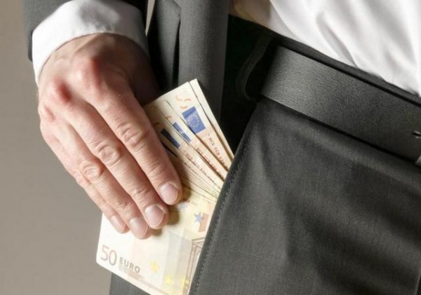 Συνελήφθη οδηγός γνωστού δημάρχου για απάτη
