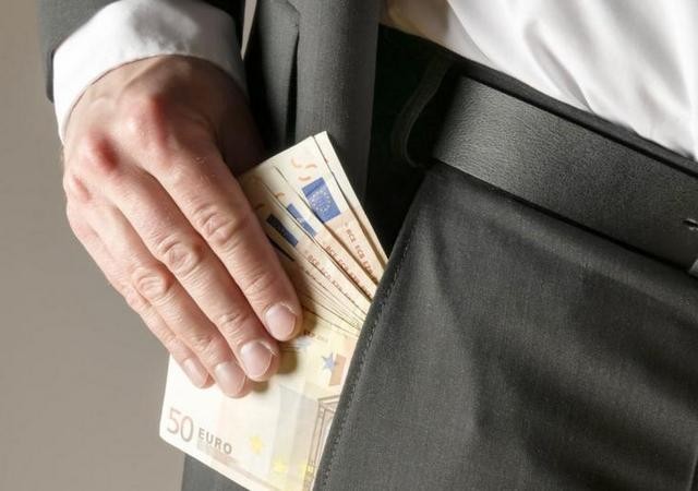 Συνελήφθη οδηγός γνωστού δημάρχου για απάτη