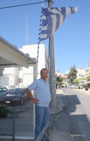 Τι υπάρχει πάνω από το κεφάλι του Αντώνη;