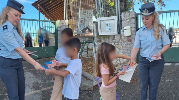 Αστυνομικοί διένειμαν φυλλάδια στους μαθητές και γονείς την πρώτη μέρα του σχολείου