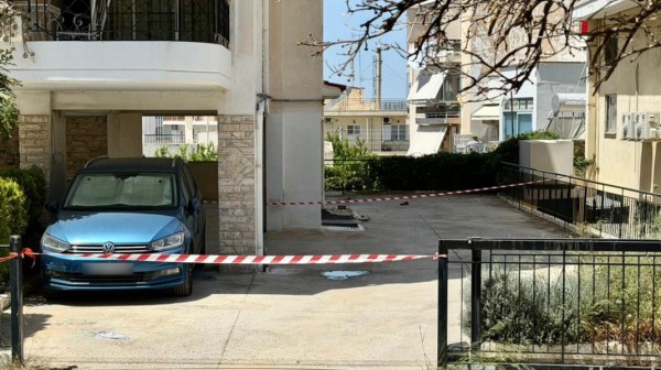 ΣΟΚ ΣΤΗΝ ΗΛΙΟΥΠΟΛΗ: Δύο 17χρονες έπεσαν στο κενό από τον 5ο όροφο- Νεκρή η μία