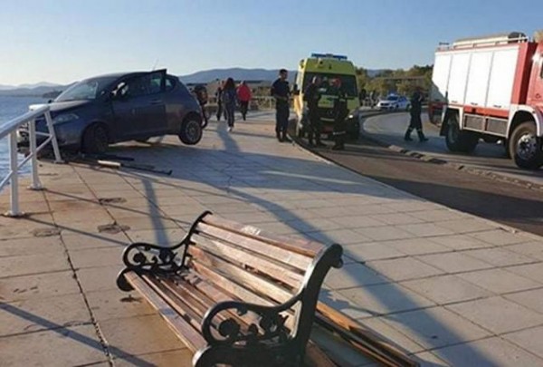 Αδιανόητο τροχαίο: Γυναίκα καθόταν σε παγκάκι και…εκσφενδονίστηκε στην θάλασσα (VIDEO)