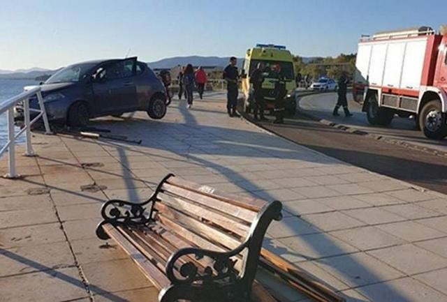 Αδιανόητο τροχαίο: Γυναίκα καθόταν σε παγκάκι και…εκσφενδονίστηκε στην θάλασσα (VIDEO)