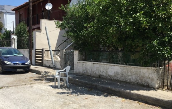 ΧΑΛΚΙΔΑ: Ιδιωτικό πάρκινγκ σε δημόσιο δρόμο με μία καρέκλα για την... κράτηση