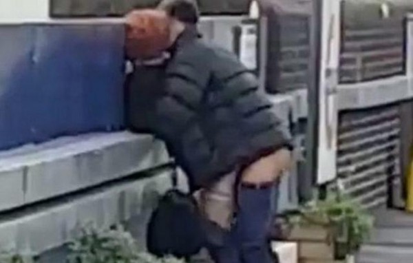 Zευγάρι κάνει σεξ σε σταθμό τρένου (VIDEO)
