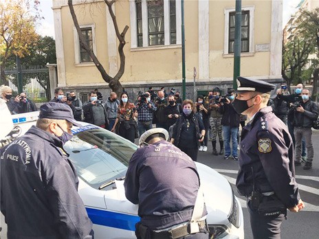 Πρόστιμο 300 ευρώ σε γυναίκα που άφησε λουλούδι στο πολυτεχνείο