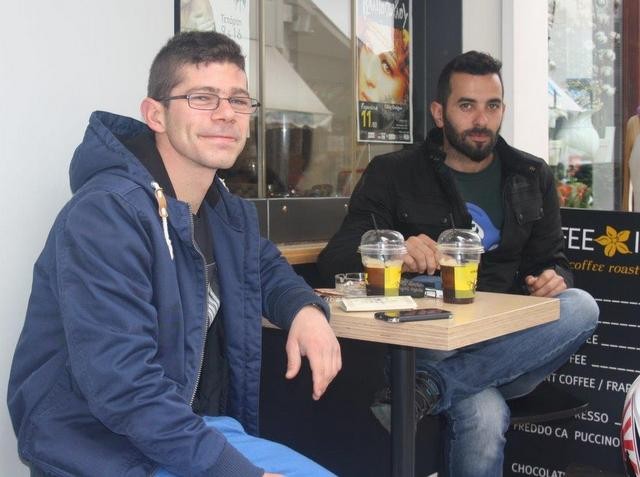 Έπιναν καφέ και παρατηρούσαν τις ...ωραίες της Αβάντων