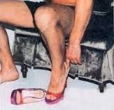 Άντρας με γόβες σκορπάει τρόμο