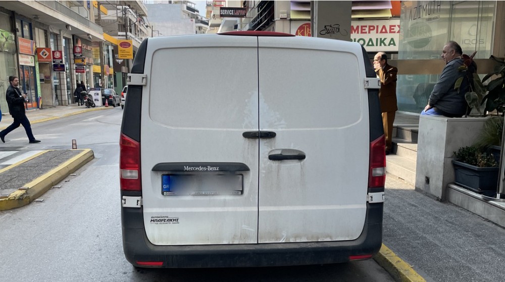 ΧΑΛΚΙΔΑ: Η ...αμαρτωλή ιστορία της οδού Αγγελή Γοβιού με τα παράνομα παρκαρίσματα