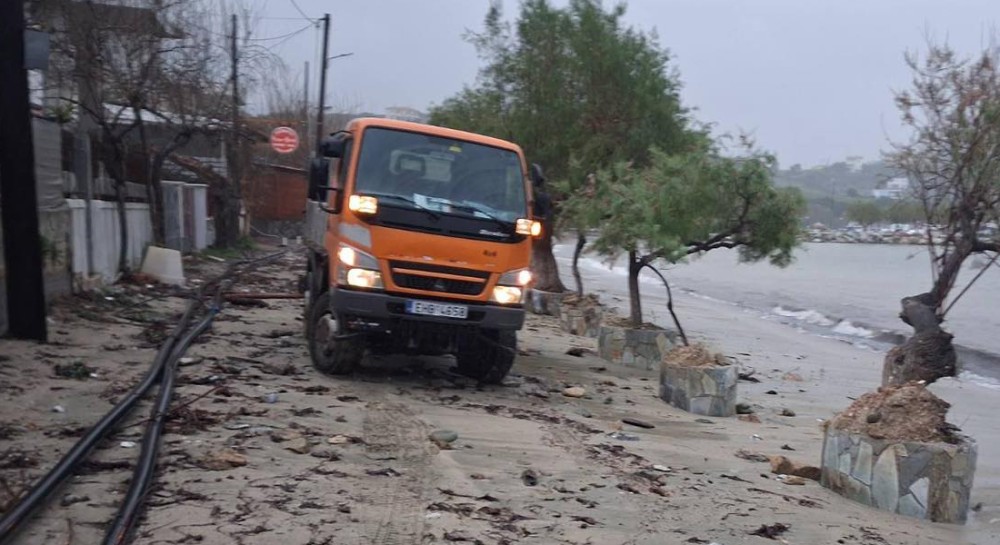 ΚΥΜΗ - ΚΟΝΙΣΤΡΕΣ: Προβλήματα στους δρόμους από κατολισθήσεις