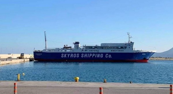 ΚΥΜΗ: Φορτηγό χτύπησε στον καταπέλτη του πλοίου και τρύπησε το ρεζερβουάρ- Χύθηκαν καύσιμα στη θάλασσα