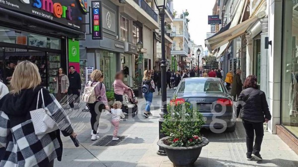 ΧΑΛΚΙΔΑ: Θαυμάστε παρκάρισμα στον πεζόδρομο της Αβάντων το πρωί του Σαββάτου