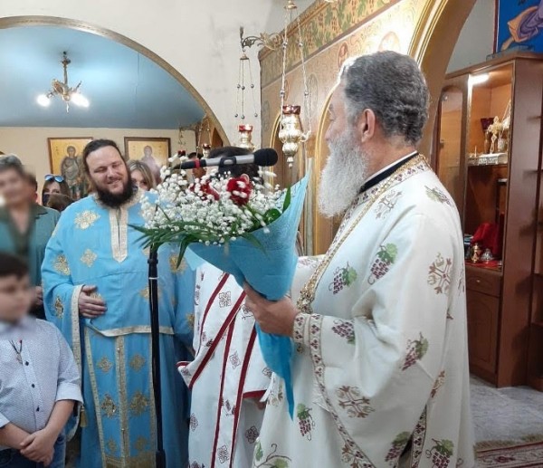 ΝΑΟΣ ΠΑΡΑΒΟΥΝΙΩΤΙΣΣΑΣ ΕΡΕΤΡΙΑ: Με μια ανθοδέσμη υποδέχθηκαν τον Μητροπολίτη Χαλκίδας