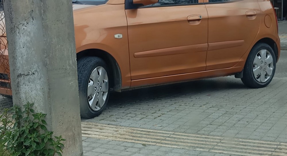 ΒΑΘΥ ΑΥΛΙΔΑΣ: Οδηγός πάρκαρε πάνω στις ειδικές πλάκες πεζοδρομίου για τυφλούς