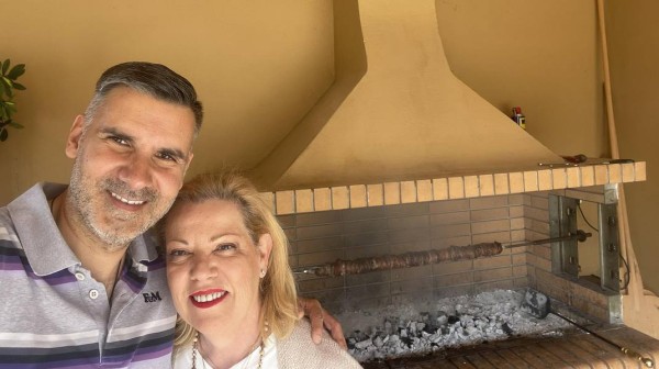 ΧΑΛΚΙΔΑ: Ανάρρωσε ο Δημήτρης Ελευθερίου και ... έριξε ένα κοκορέτσι στα κάρβουνα για το καλό