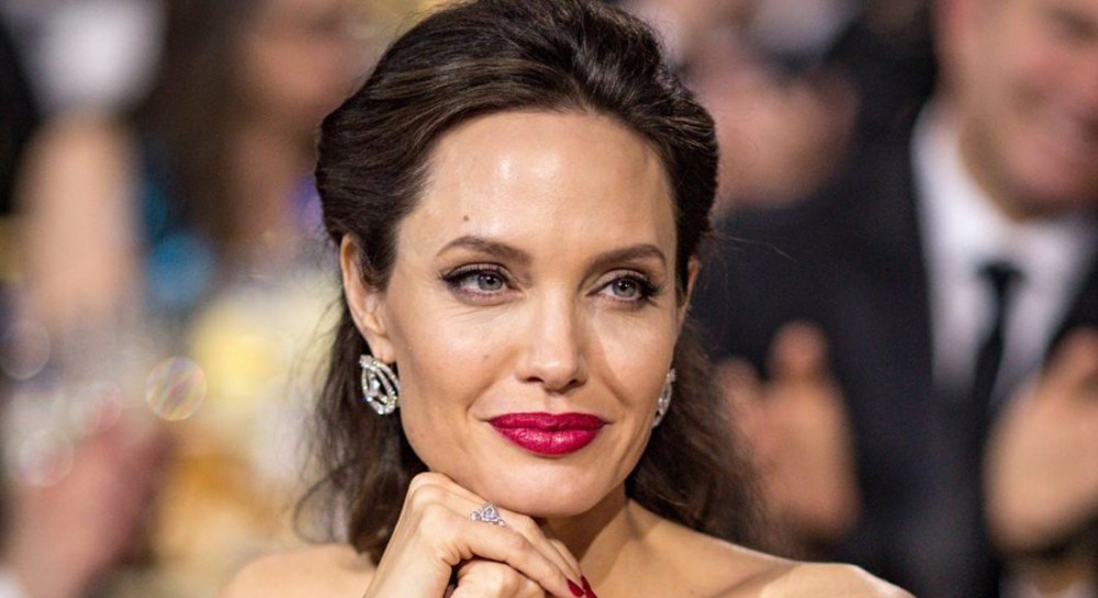 Αυτή είναι η γυναίκα που είχε σχέση η Αντζελίνα Τζολί πολύ πριν τον Μπραντ Πιτ (Video)