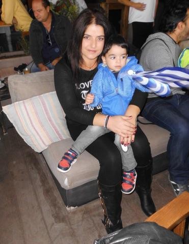 Ωραία μαμά με το γιο στην αγκαλιά