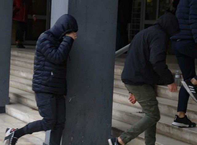 Ελεύθεροι οι 7 ανήλικοι για τον βιασμό της 14χρονης - Σοκάρει η περιγραφή της κοπέλας