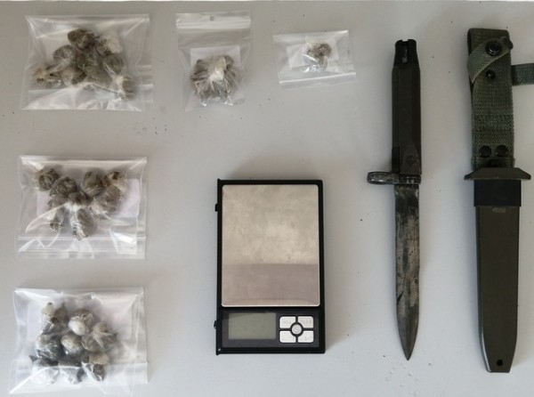 Έπιασαν έναν Έλληνα με ναρκωτικά και μία ξιφολόγχη πολεμικού όπλου (φωτό)