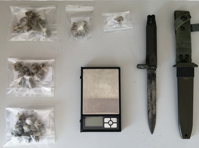 Έπιασαν έναν Έλληνα με ναρκωτικά και μία ξιφολόγχη πολεμικού όπλου (φωτό)