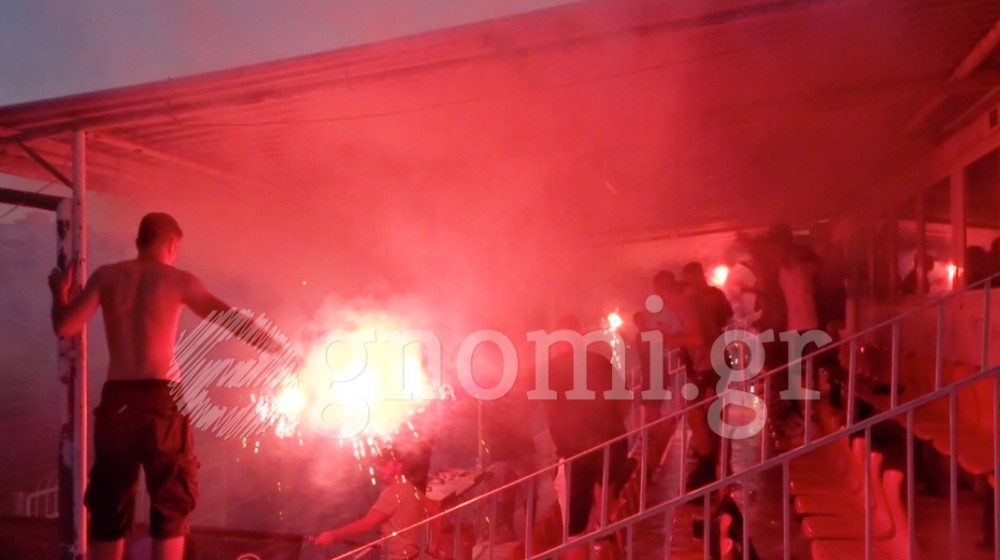 Οι οπαδοί του ΑΟ Χαλκίς άναψαν πυρσούς και αποθέωσαν τους παίκτες στην πρώτη προπόνηση (VIDEO)