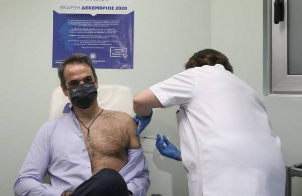 Τη δεύτερη δόση του εμβολίου έκαναν Μητσοτάκης και Σακελλαροπούλου