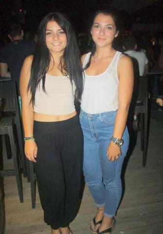 Οι δύο αδελφές δείχνουν κόκκινη κάρτα στο κουτσομπολιό