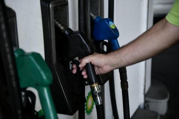 Πάνω από 2 ευρώ θα φτάσει σε λίγες ημέρες η τιμή της βενζίνης