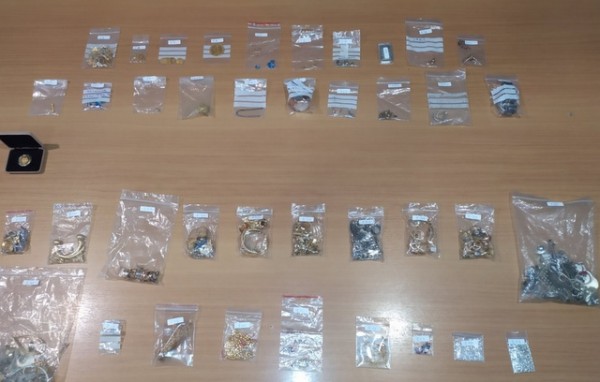 ΣΤΕΡΕΑ ΕΛΛΑΔΑ: Δύο σακούλες με κλεμμένα χρυσαφικά άλλαξαν χέρια έξω από επιχείρηση (VIDEO-ΦΩΤΟ)