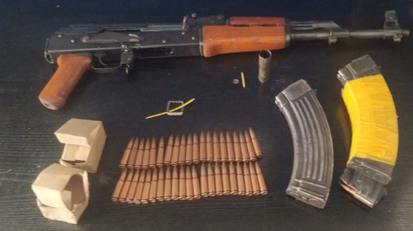 ΑΘΗΝΑ: Κυκλοφορούσαν με σάκο που είχε μέσα καλάσνικοφ και 140 σφαίρες (φωτό + video)