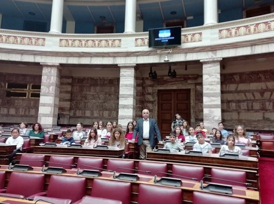Μαθητές από το Αλιβέρι επισκέφτηκαν την Βουλή και προκάλεσαν συγκίνηση στον Τάσο Πρατσόλη