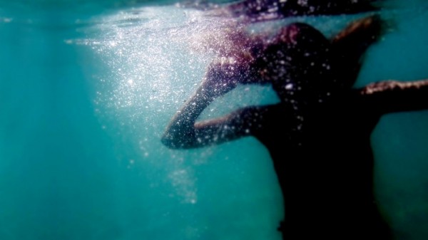 ΜΑΛΑΚΩΝΤΑΣ ΕΡΕΤΡΙΑ: Νεκρή στη θάλασσα η Αντιγόνη Δημάκη