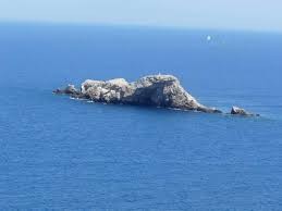 ΚΑΡΥΣΤΟΣ: Προσάραξε αλιευτικό σε βραχονησίδα