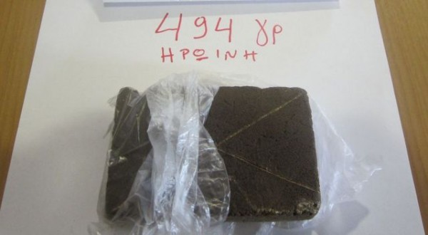 Μισό κιλό ηρωίνη σε πλάκα στο αυτοκίνητο ζευγαριού (ΦΩΤΟ)