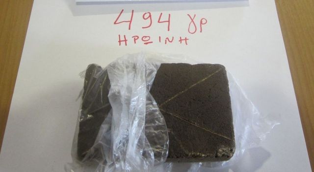 Μισό κιλό ηρωίνη σε πλάκα στο αυτοκίνητο ζευγαριού (ΦΩΤΟ)